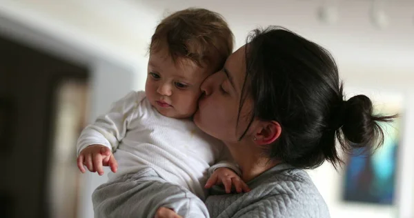 엄마가 아기를 사랑하는 집에서 아기에게 키스하는 인생의 — 스톡 사진