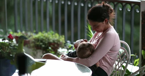 Mère Occasionnelle Allaitant Bébé Dans Maison Balcon — Photo