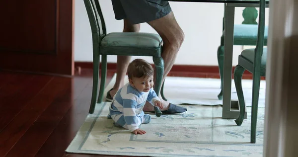 Casual Nonno Candido Mattino Tavolo Colazione Con Bambino Sul Pavimento — Foto Stock