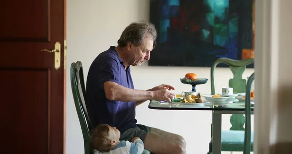 Lässiger Großvater Frühstückstisch Mit Säugling Auf Dem Fußboden — Stockfoto