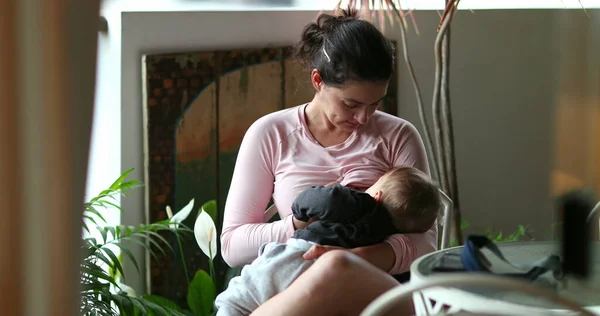 Candid Mother Breastfeeding Baby Casual Mom Breast Feeding Infant — 스톡 사진