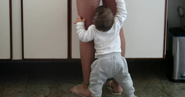 Bebê Querendo Atenção Mãe Cozinha Enquanto Cozinha Menino Infantil Chamando — Fotografia de Stock