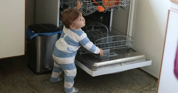 Милый Ребенок Стоит Рядом Посудомоечной Машиной Хочет Помочь Младенец Играет — стоковое фото