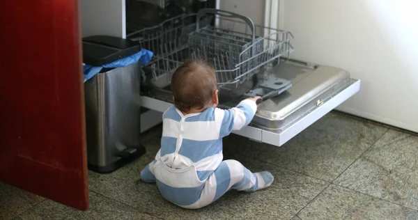 Mutfakta Yerde Bulaşık Makinesinin Yanında Tatlı Bir Bebek Mutfakta Emekleyen — Stok fotoğraf