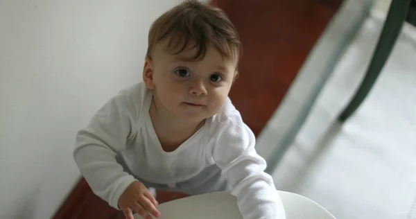 Bebê Bonito Olhando Para Câmera Criança Infantil Segurando Cadeira — Fotografia de Stock