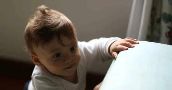 Söt Baby Lära Sig Att Stå Genom Att Stödja Möbler — Stockfoto