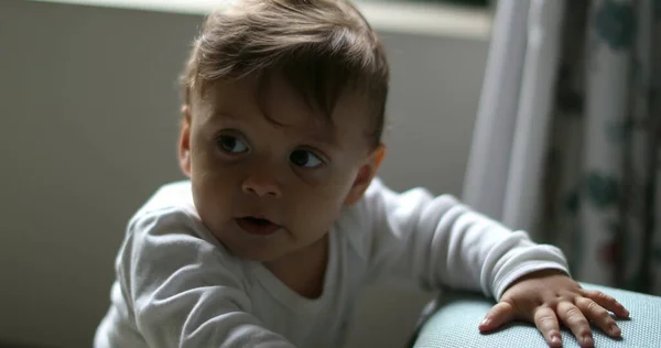 Aranyos Baba Tanul Állni Támogatja Bútorok Székben Tartó Csecsemő Gyermek — Stock Fotó