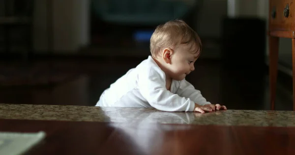 Söt Baby Lära Sig Att Klättra Ner Hem Steg Spädbarn — Stockfoto