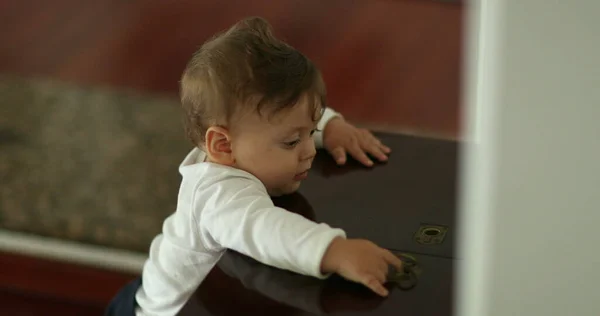 Carino Bambino Appoggiato Mobili Casa Giocando Con Piano Del Tavolo — Foto Stock