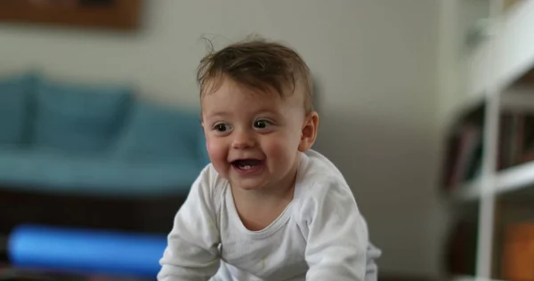 Bebê Bonito Bebê Criança Sorrindo Para Câmera Quatro Joelhos — Fotografia de Stock