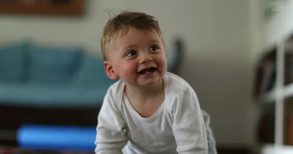 可爱的婴儿蹒跚学步 四膝对着相机笑 — 图库照片