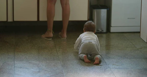 Lindo Bebé Bebé Arrastrándose Cocina Piso Casa —  Fotos de Stock