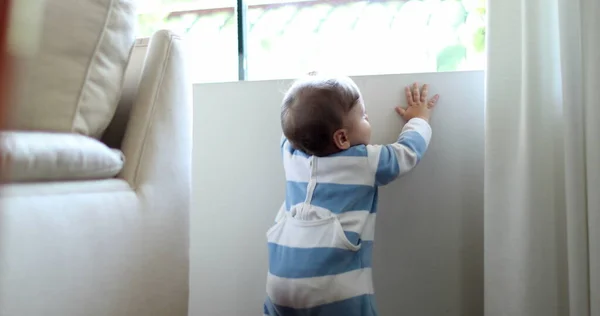可爱的男婴站在家里 幼儿学习发展 — 图库照片