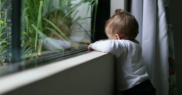 Милий Хлопчик Стоїть Біля Вікна Відчуває Нудний — стокове фото