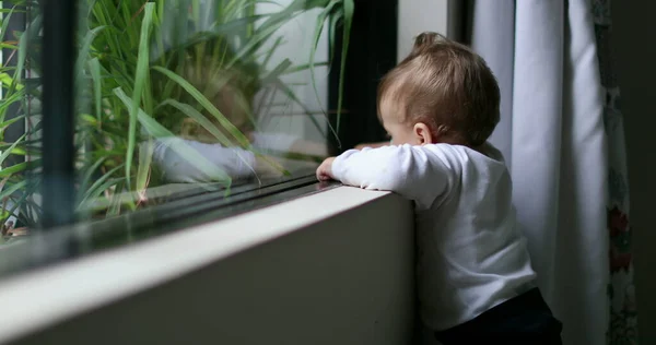 Lindo Bebé Chico Pie Por Ventana Sensación Aburrido —  Fotos de Stock