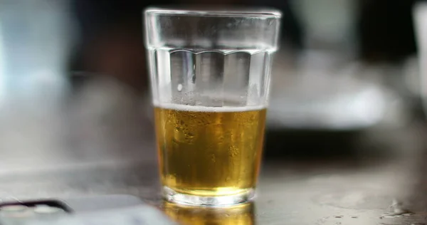 Gros Plan Main Ramassant Verre Bière Bar Femme Main Ramasse — Photo