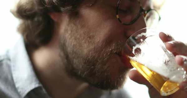 Jeune Homme Décontracté Buvant Verre Bière Personne Franche Boit Une — Photo