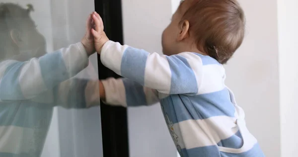 Niño Pequeño Apoyado Reflejo Ventana Bebé Pie Ventana — Foto de Stock