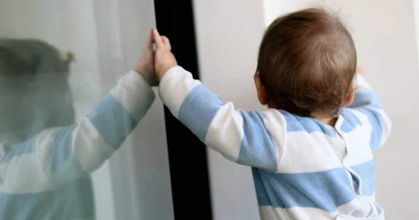 Хлопець Тоддлер Спирається Відображення Вікна Дитяча Дитина Стоїть Вікно — стокове фото