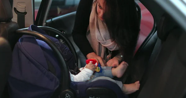 Mère Fixant Son Bébé Dans Siège Auto Voiture — Photo
