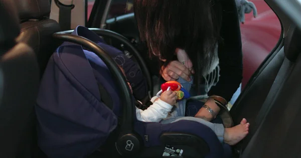 Mother Securing Her Baby Car Seat Car — 스톡 사진