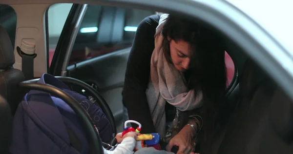 Mother Securing Her Baby Car Seat Car — Stock Photo, Image