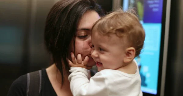어머니와 아기가 엘리베이터 속에서 엄마와 아기가 사랑하고 돌보는 — 스톡 사진