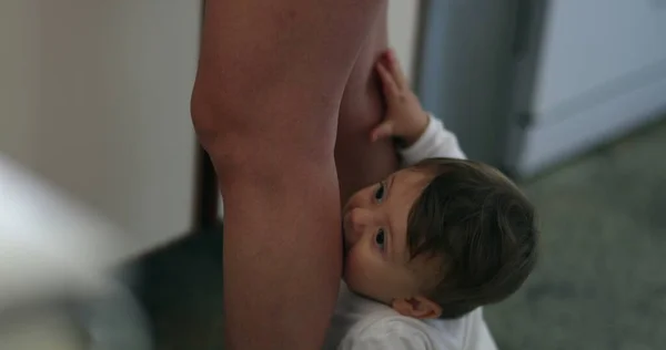 유아는 어머니의 관심을 원한다 무릎을 요구하는 — 스톡 사진