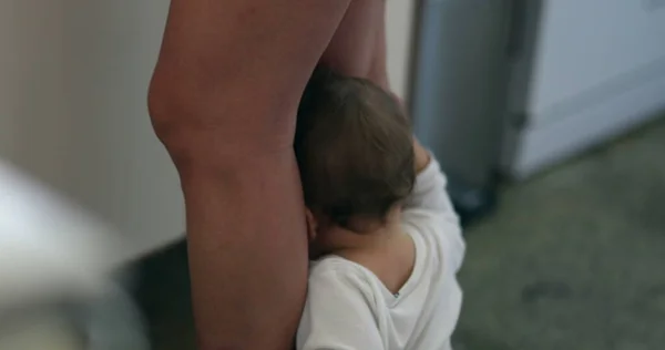 需要母亲照料的婴儿 宝宝需要妈妈的腿 — 图库照片