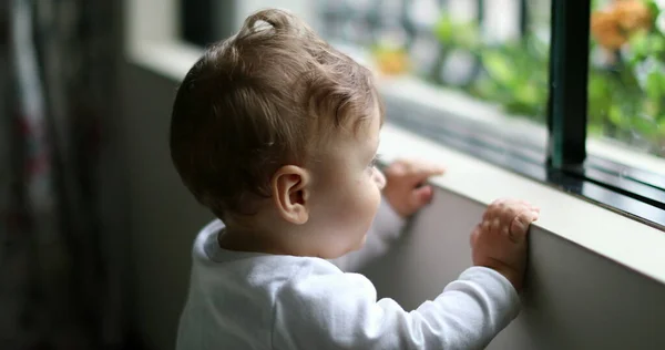 Дитячий Хлопчик Стоїть Біля Вікна Дивлячись Вулицю Дитина Дивиться Відкритому — стокове фото