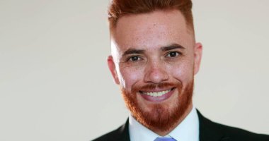 Yüz maskesini çıkartan kişi salgından sonra kendini rahatlamış hissediyor.