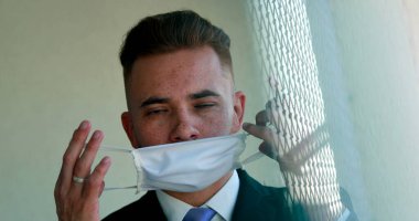 Adam salgından sonra Covid-19 yüz maskesi çıkartıyor.