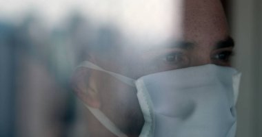 Kapalı devre 19 maskeli bir adam pencerenin camından dışarı bakarken görüldü.