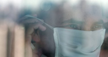 Ameliyat maskesini takan adam pencerenin camını gördü.