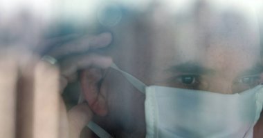 Ameliyat maskesini takan adam pencerenin camını gördü.