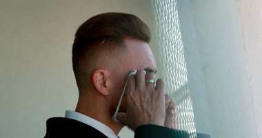 Adam ameliyat maskesini takıyor. Virüse karşı yüz maskesi takan kişi