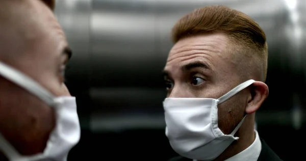 Cerrahi Maske Takan Yüzünü Parmaklarıyla Ovuşturan Bir Adam — Stok fotoğraf