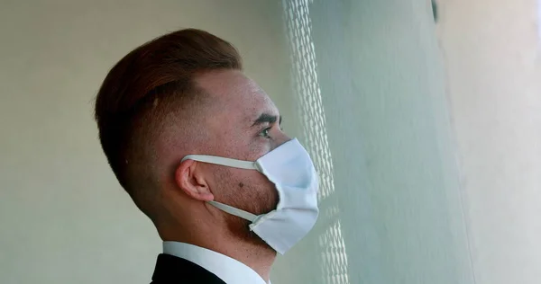 Man Zet Chirurgische Covid Masker Persoon Met Gezichtsmasker Tegen Virus — Stockfoto