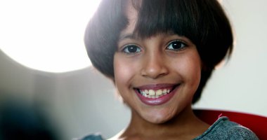Kameraya gülümseyen yakışıklı melez çocuk portresi. Etnik çeşitlilikte çocuk gülümsemesi. Sen kendini mutlu hissediyor musun?