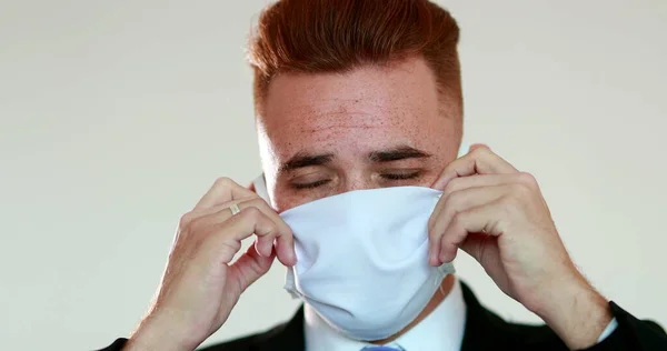 Homem Coloca Máscara Cirúrgica Contra Pandemia Poluição — Fotografia de Stock