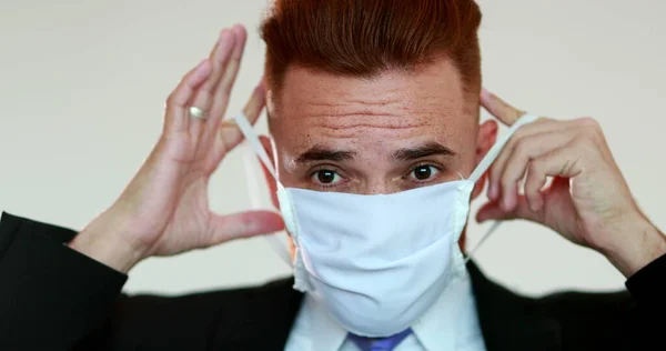 Adam Salgına Kirliliğe Karşı Cerrahi Maske Takıyor — Stok fotoğraf