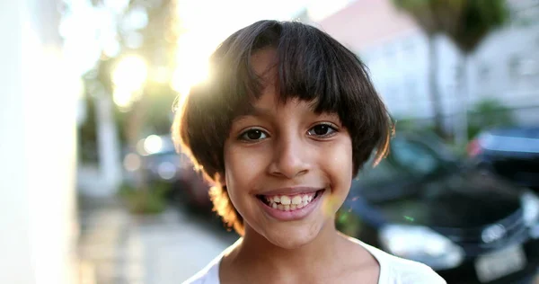 Rapaz Feliz Removendo Covid Coronavírus Máscara Facial Fora Luz Solar — Fotografia de Stock