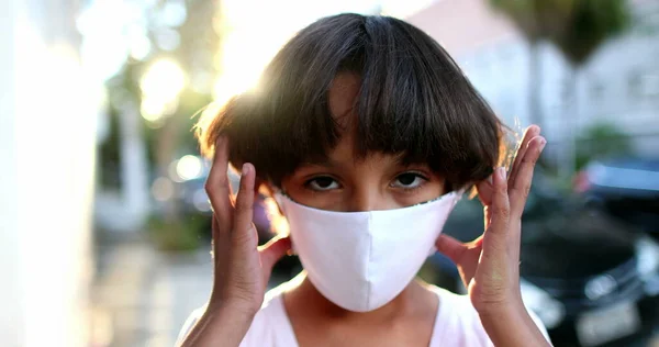 Glücklicher Junge Entfernt Covid Coronavirus Gesichtsmaske Draußen Sonnenlicht Lächelnd Erleichterung — Stockfoto