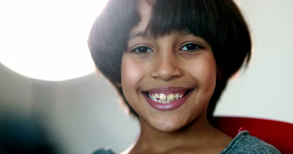 Bonito Retrato Criança Raça Mista Sorrindo Para Câmera Sorriso Criança — Fotografia de Stock