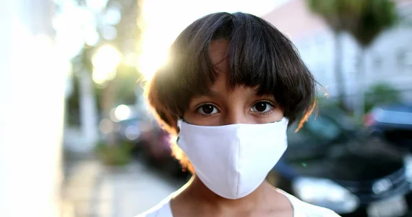 Niño Étnicamente Diverso Con Máscara Coronavirus Afuera Luz Del Sol — Foto de Stock