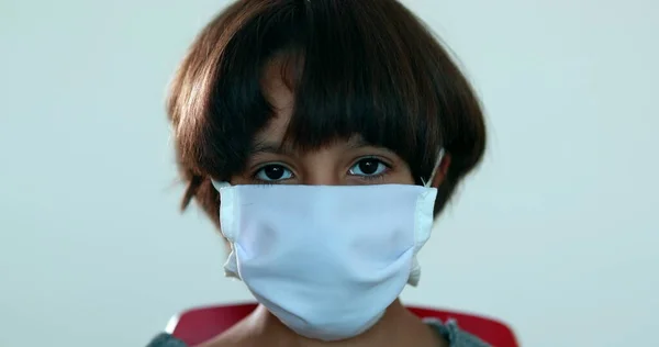 Παιδί Που Φοράει Χειρουργική Μάσκα Πρόληψη Κοιτάζοντας Κάμερα — Φωτογραφία Αρχείου