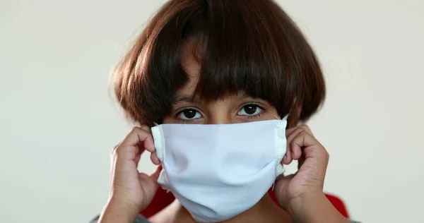 Niño Quitándose Máscara Quirúrgica Youn Niño Sintiendo Alivio Después Pandemia — Foto de Stock