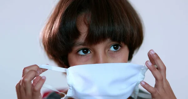 Niño Poniéndose Máscara Covid Contra Prevención Pandémica Mezcla Raza Niño — Foto de Stock