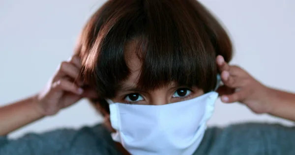 Kind Setzt Covid Maske Gegen Pandemie Auf Gemischtes Rassenkind Mit — Stockfoto