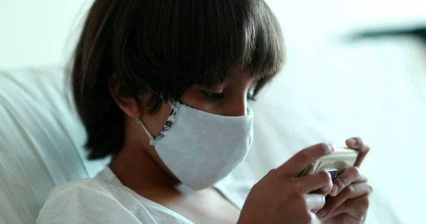 Anak Bermain Game Online Memegang Smartphone Selama Epidemi Mengenakan Masker — Stok Foto